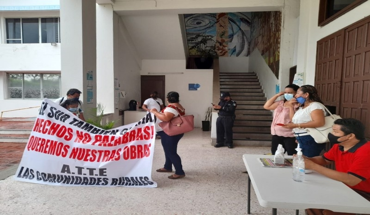 El grupo Autoridades Unidas por el Bienestar de la Zona Sur realizó un mitin frente al Palacio de Gobierno.