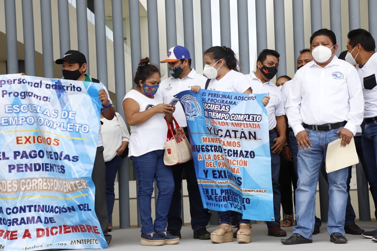 Docentes de Tiempo Completo se manifiestan afuera del Congreso en Yucatán