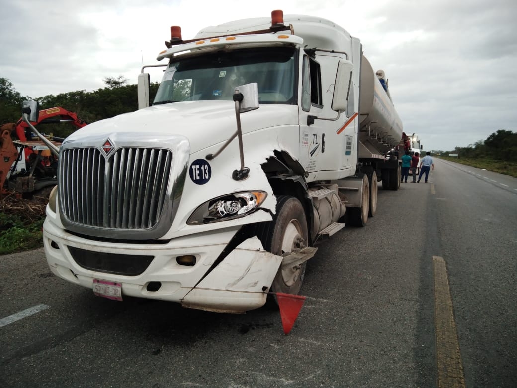 Tractocamión deja fuertes daños materiales en la Carretera Tetiz-Mérida