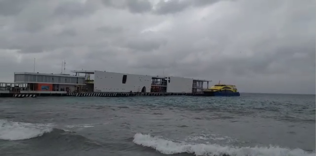 El barco tuvo que regresar a la costa luego de que el clima impidiera su traslado Foto: Captura de video