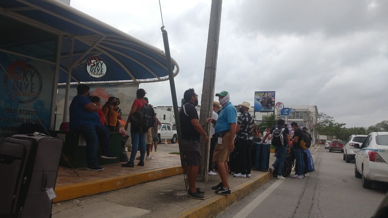 Los turistas acudieron a la terminal aérea para abordar avionetas y poder llegar a Cozumel Foto: Jazmín Rodríguez