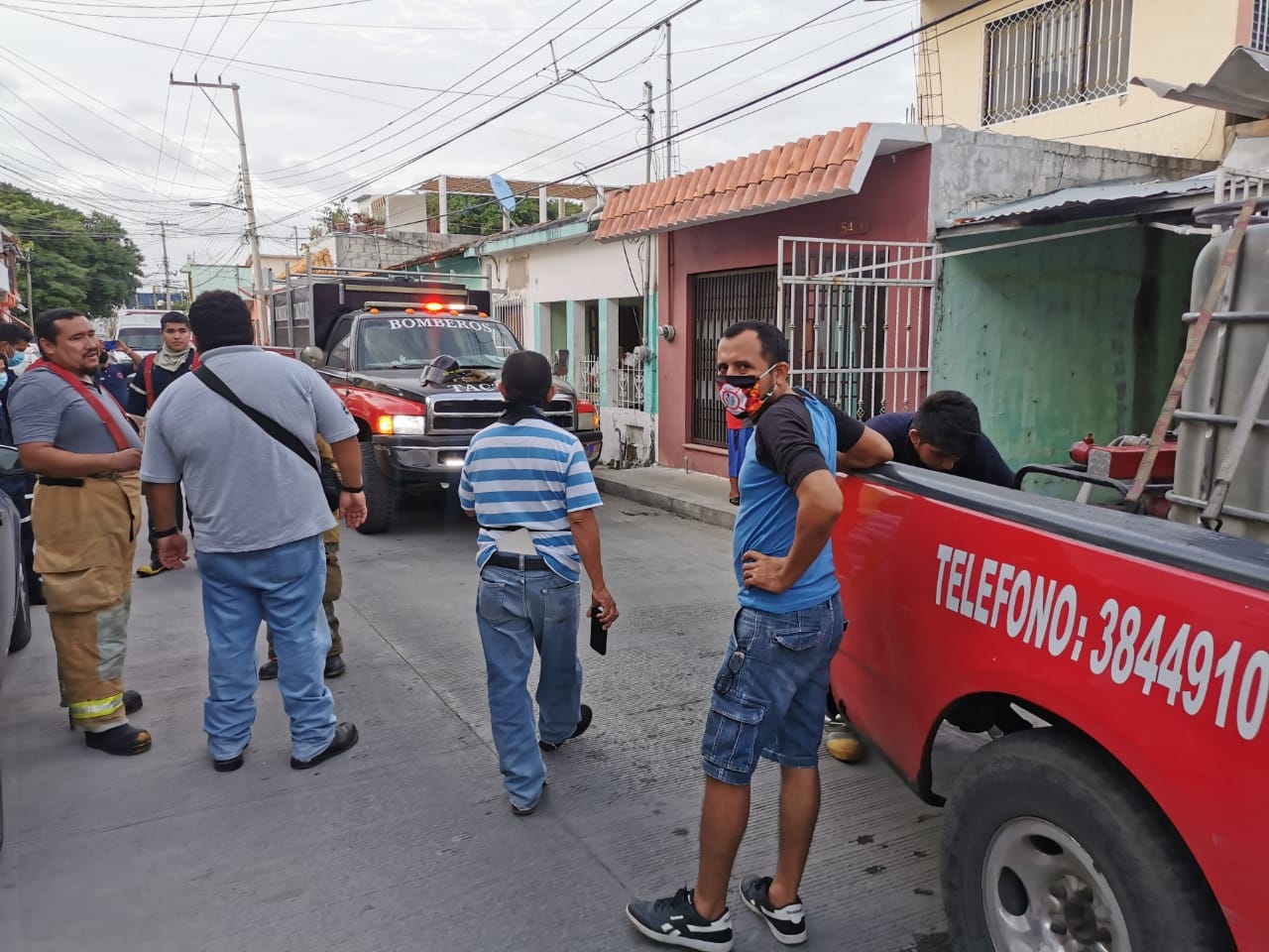 Camioneta estacionada se incendia en Ciudad del Carmen