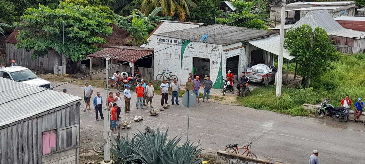 Pobladores bloquean trabajos del Tren Maya en Champotón, Campeche