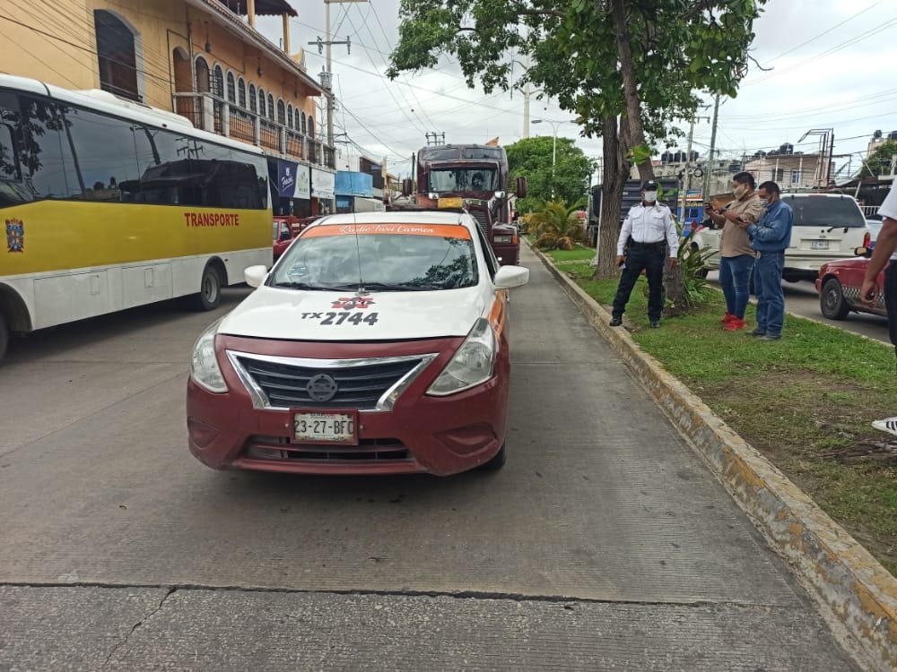 Conductor de empresa de telefonía choca por detrás a un taxi en Ciudad del Carmen