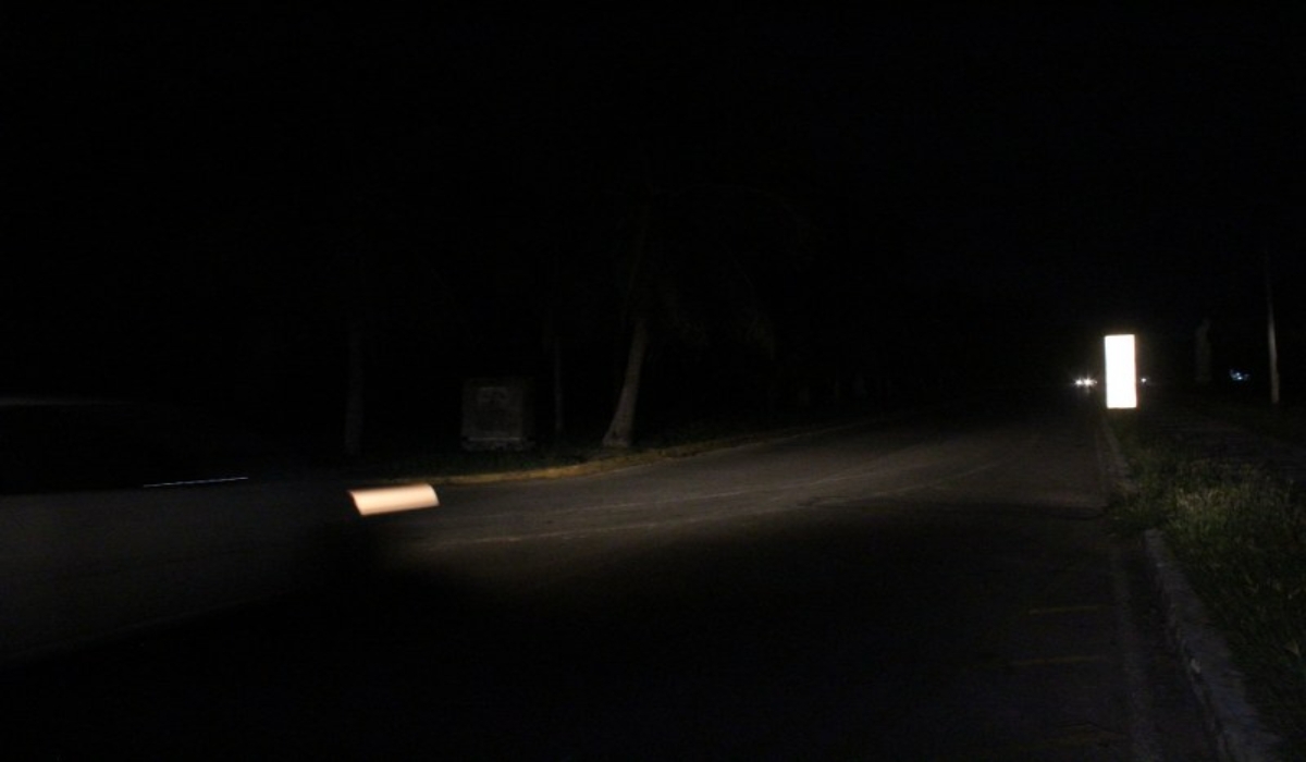 Aunado a la falta de luminarias, en esta zona existen baches que pueden propiciar accidentes a las familias que pasean en sus vehículos. Foto: Manuel Collí.