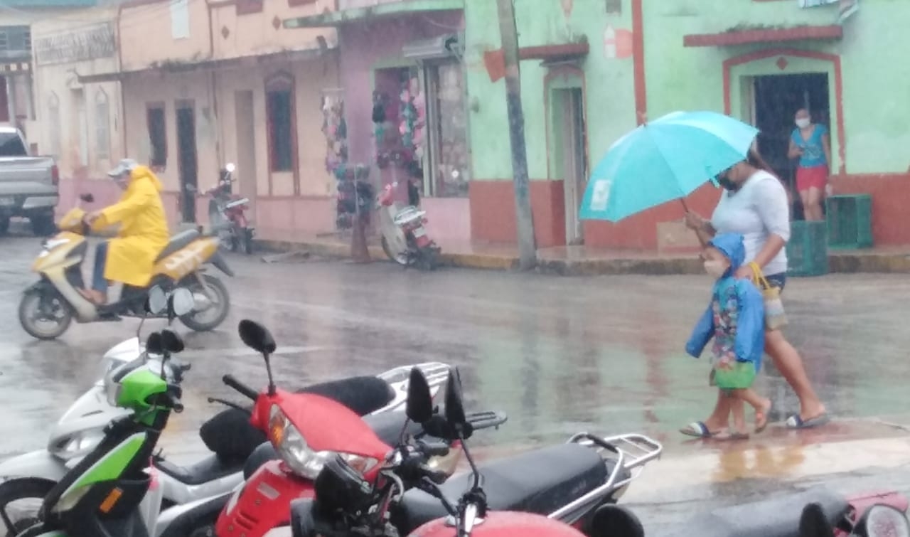 Las calles encharcadas hacían difícil transitar de las personas por el centro. Foto: Convención Noh