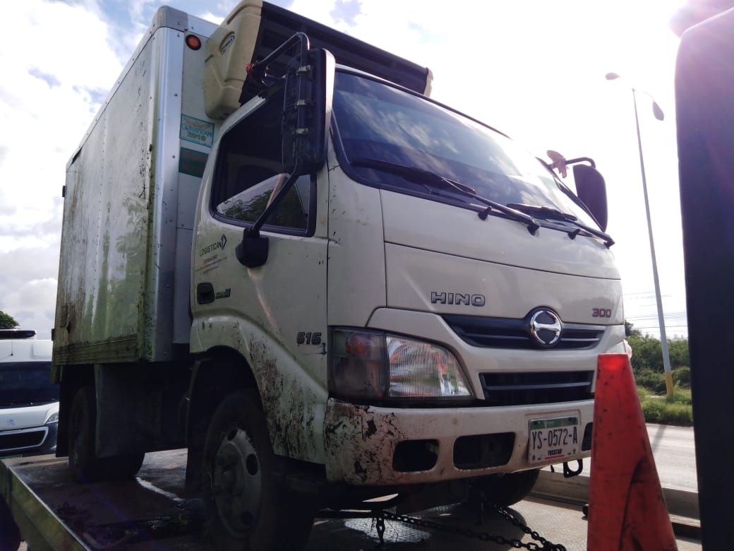 Camión vuelca sobre la carretera Mérida-Umán