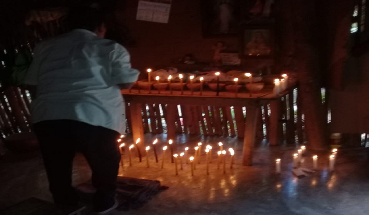 En la comunidad de Chunhuas, familias católicas enteras llevaron a cabo el rezo para las ofrendas de las almas. Foto: Justino Xiu Chan.