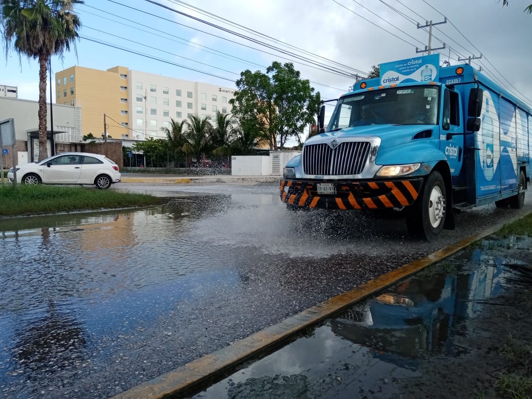 Peatones afectados por charcos en Ciudad del Carmen