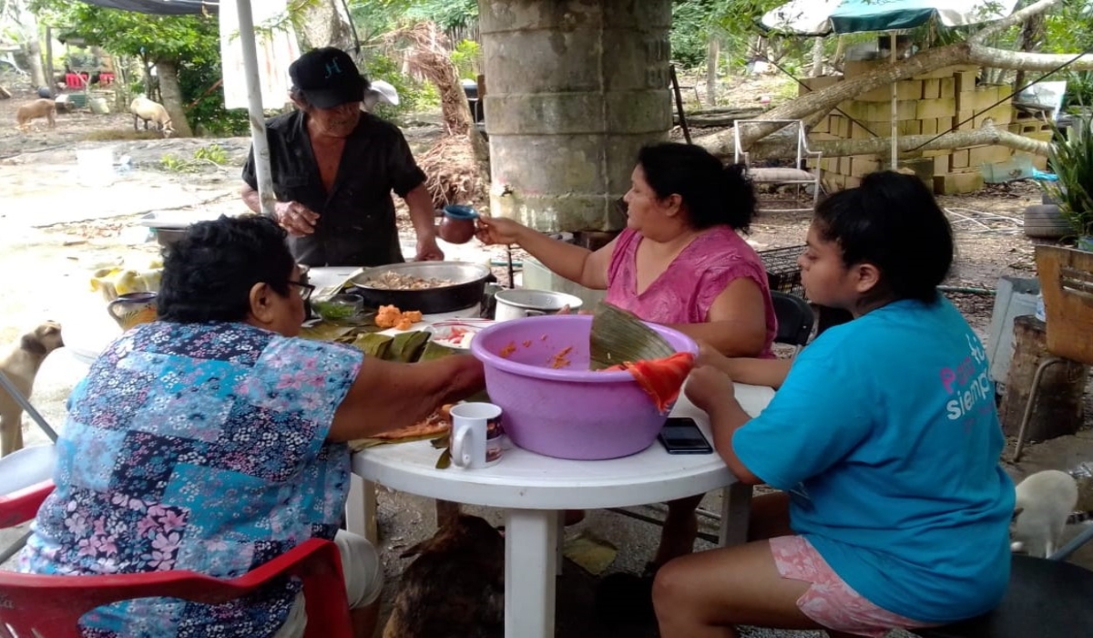 Las mujeres prepararon tamales, panes y elotes para ofrecer a
los difuntos, además de colocar velas y flores. Foto: Ovidio López.