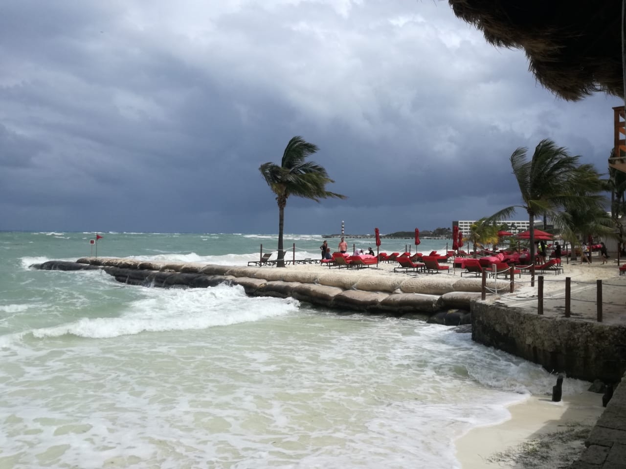 Efecto de "Norte" saca a bañistas del mar en Cancún