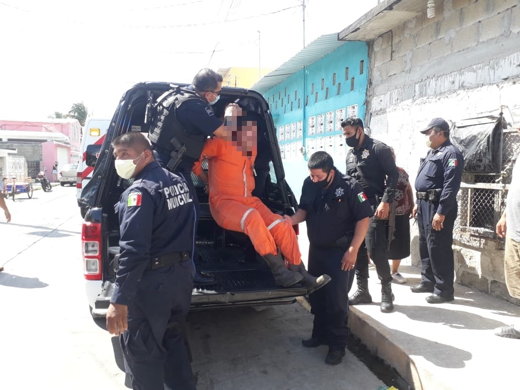 La policía municipal llegó hasta el domicilio para detenerte al hijo. Foto: José Pacheco