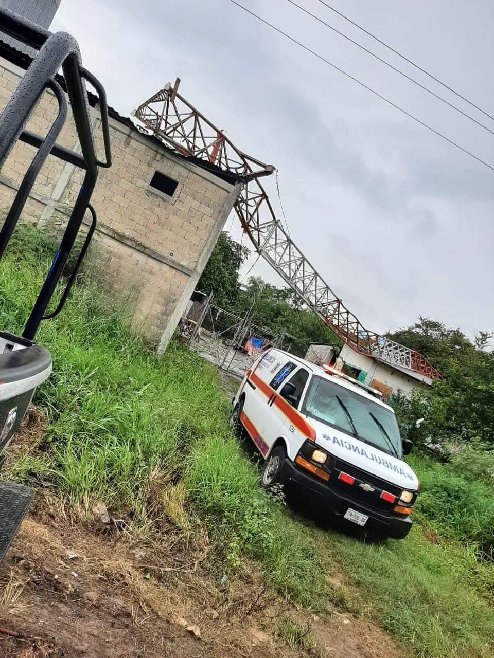 Le cae una antena encima en Calderitas