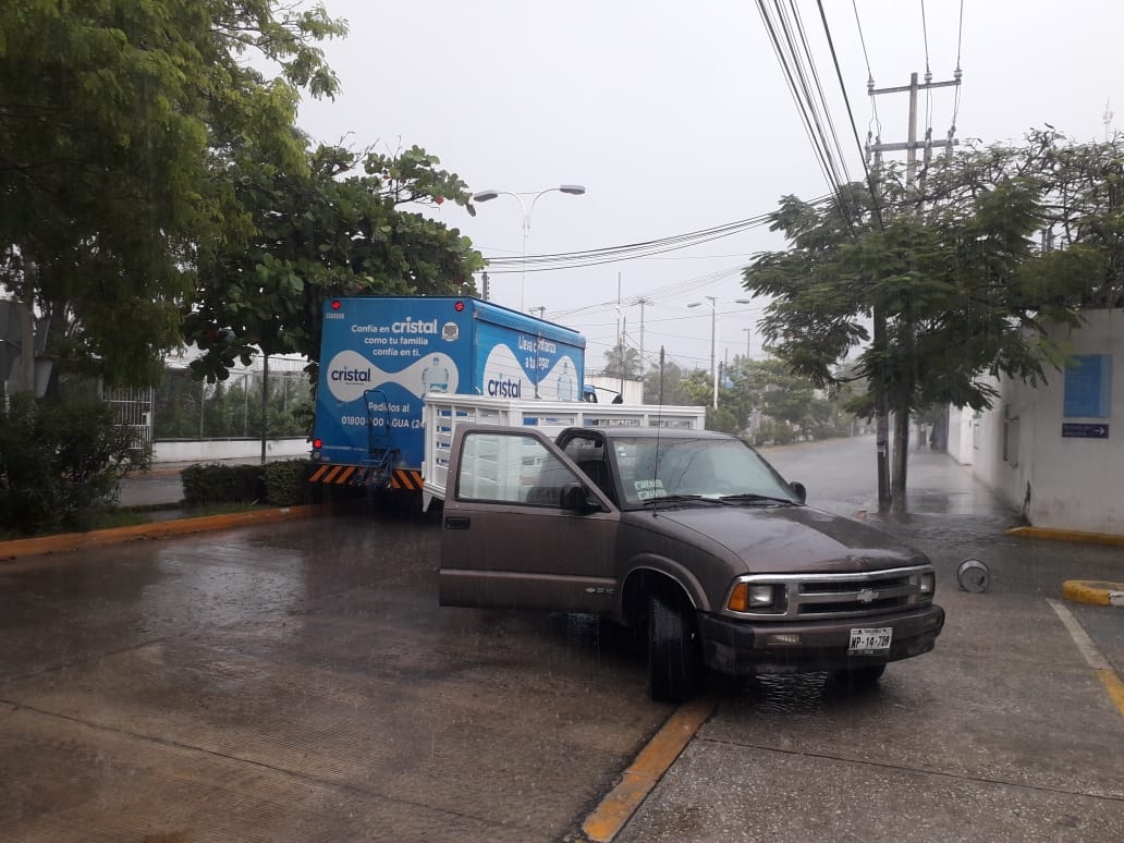 Por falta de precaución, choca contra un camión de agua en Ciudad del Carmen