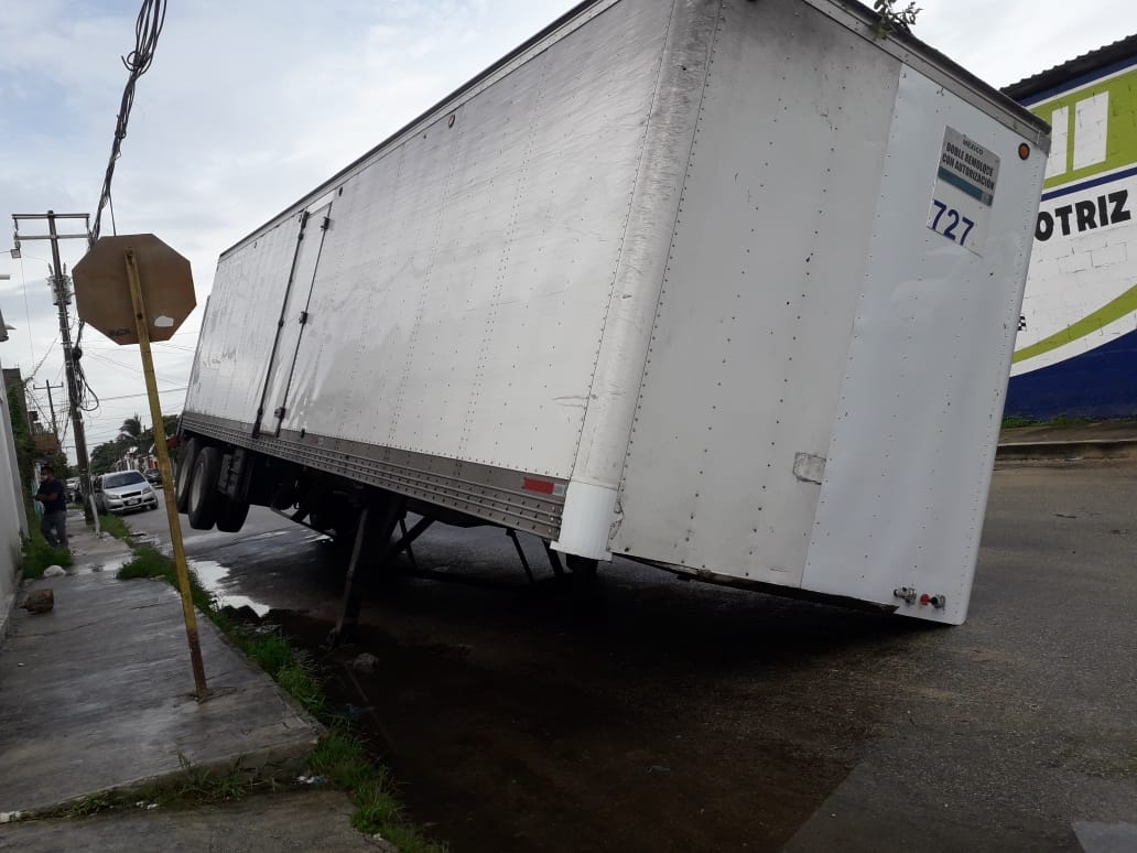 Se "hunde" remolque de un tráiler en la calle Tepich en Chetumal