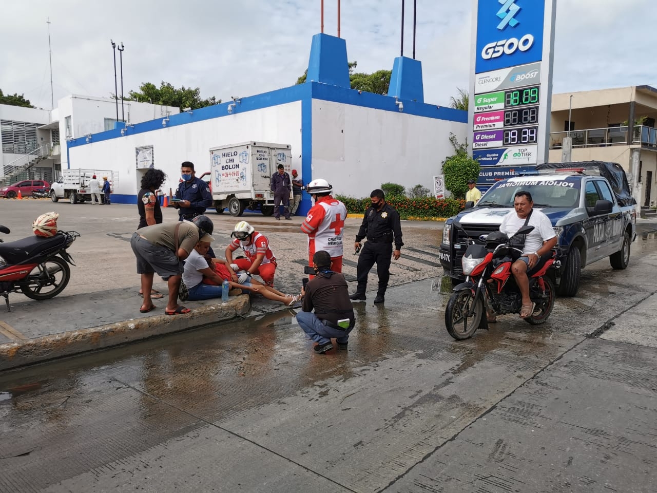 Mujer acaba en el hospital tras derrapar en una gasolinera en Ciudad del Carmen