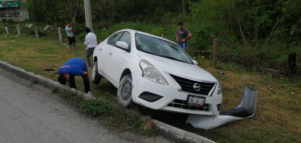 Conductor extranjero sufre aparatoso accidente en Playa del Carmen