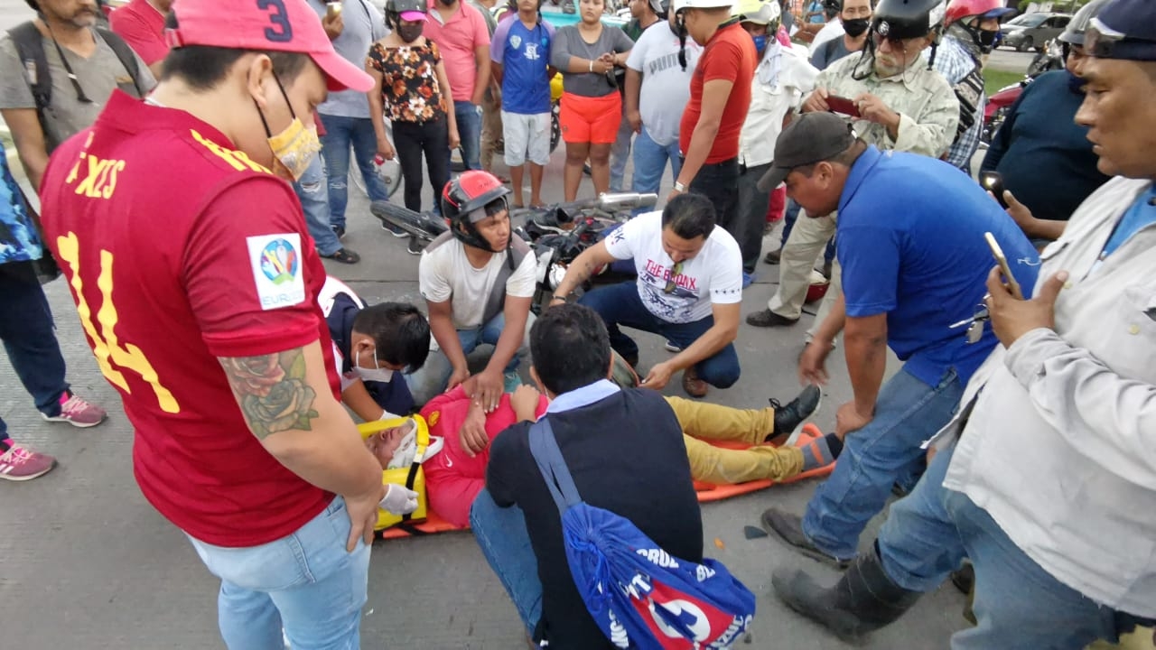 Imprudente conductor deja gravemente lesionados a dos motociclistas en Ciudad del Carmen