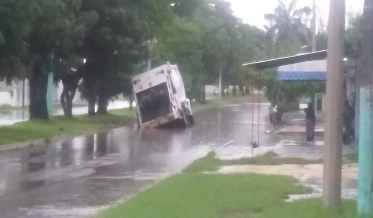 Camión de basura queda atrapado en un hundimiento de Chetumal