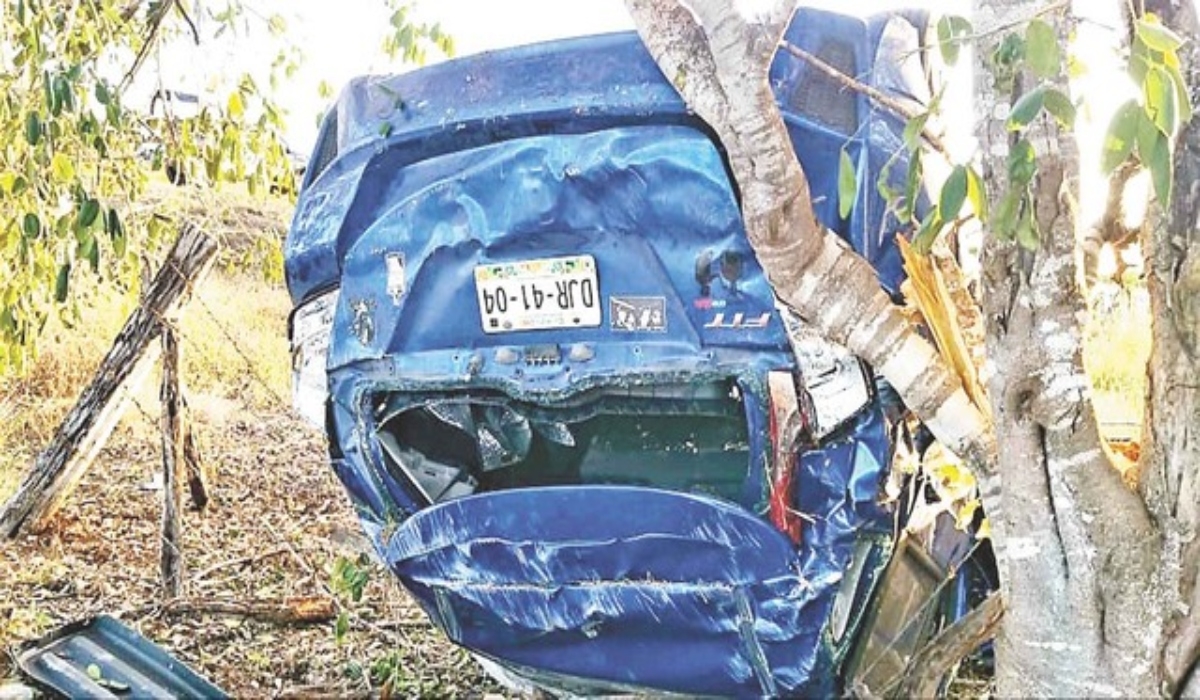 Vehículo queda semidestruido tras volcadura en la carretera Campeche-Mérida