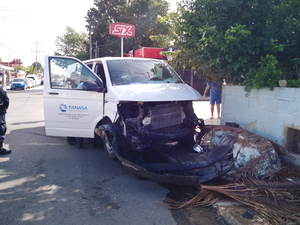 Aparatoso accidente por pasarse un alto en Mérida