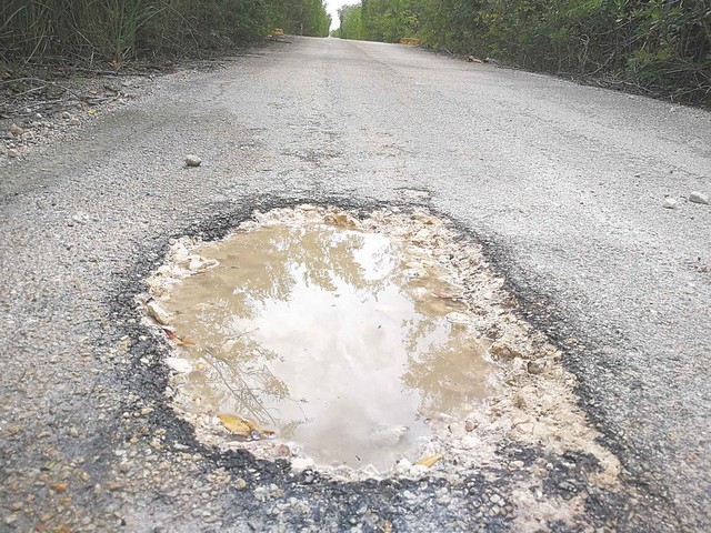 La carretera estatal continúa dañada.