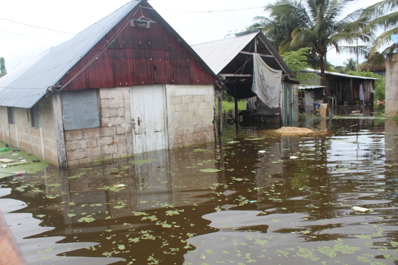 Las inundaciones han afectado al menos tres cuadras a la redonda en la comunidad Foto: Manuel Collí