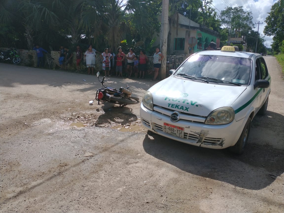 Taxista no respeta su alto y atropella a motociclista en Tekax