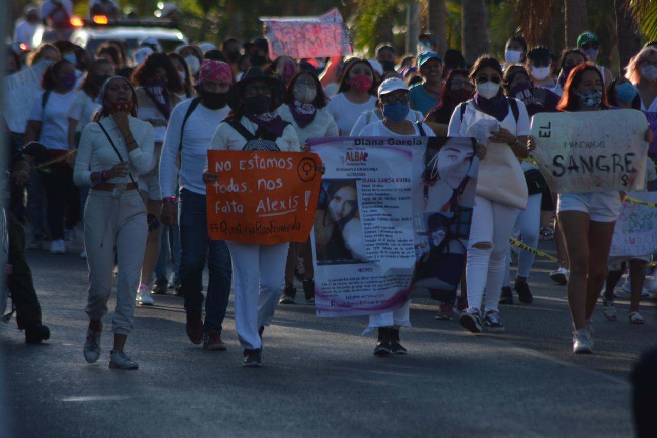 Mujeres encabezan la marcha de "La paz" en Cancún