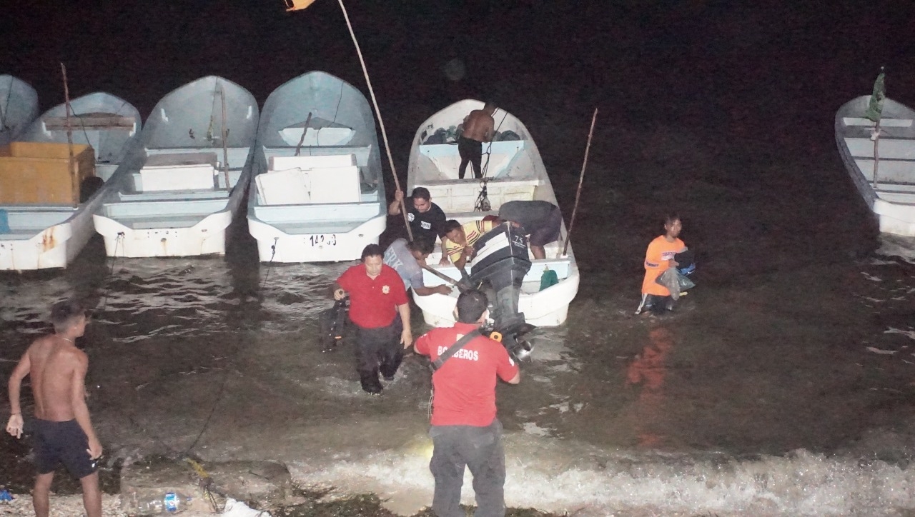 Rescatan a 13 pescadores frente al malecón de Campeche