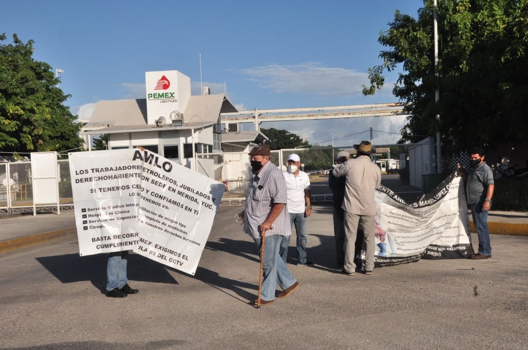 Jubilados de Pemex bloquean entrada a la estación ubicada en Mérida