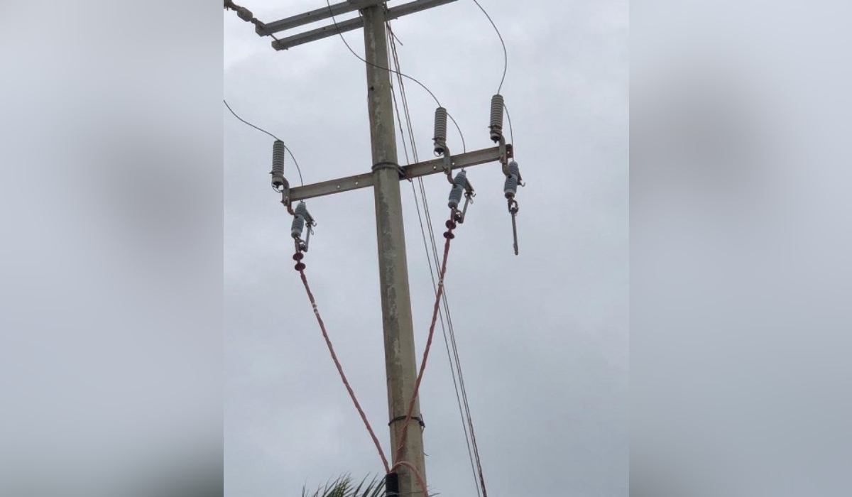 Durante la semana pasada se reportó la caída del cable de un
poste frente al faro.