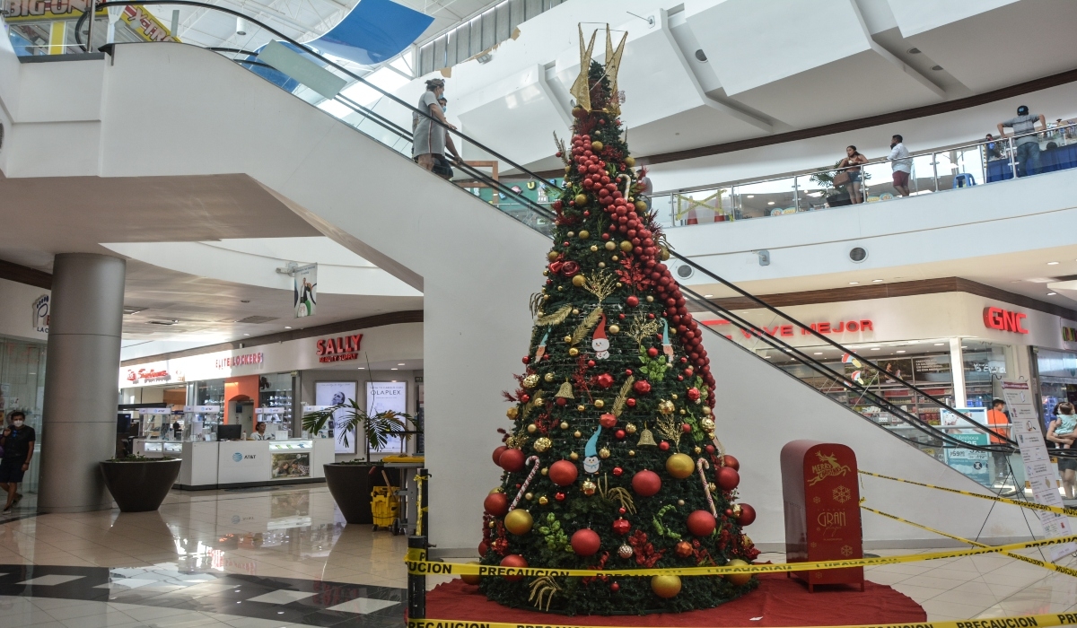 En las plazas comerciales ya se aprecian árboles navideños.