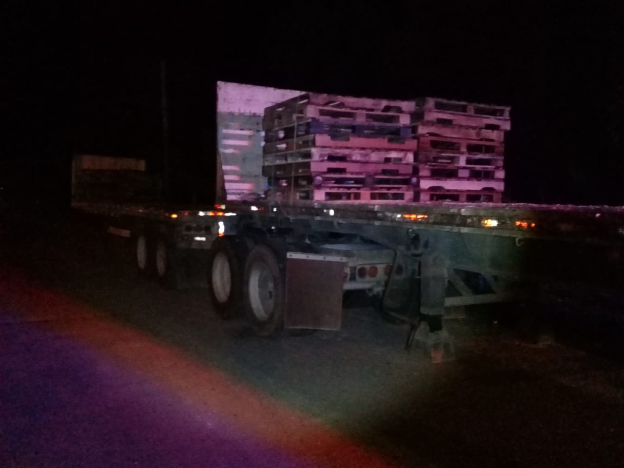 Muere motociclista al impactarse contra un tráiler en carretera Tulum