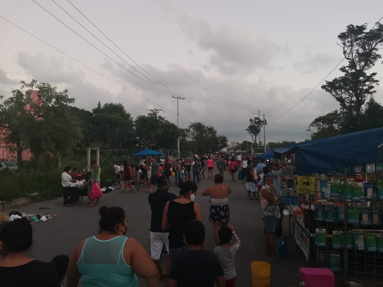 Tianguistas regresan a sus labores después de las lluvias en Cancún