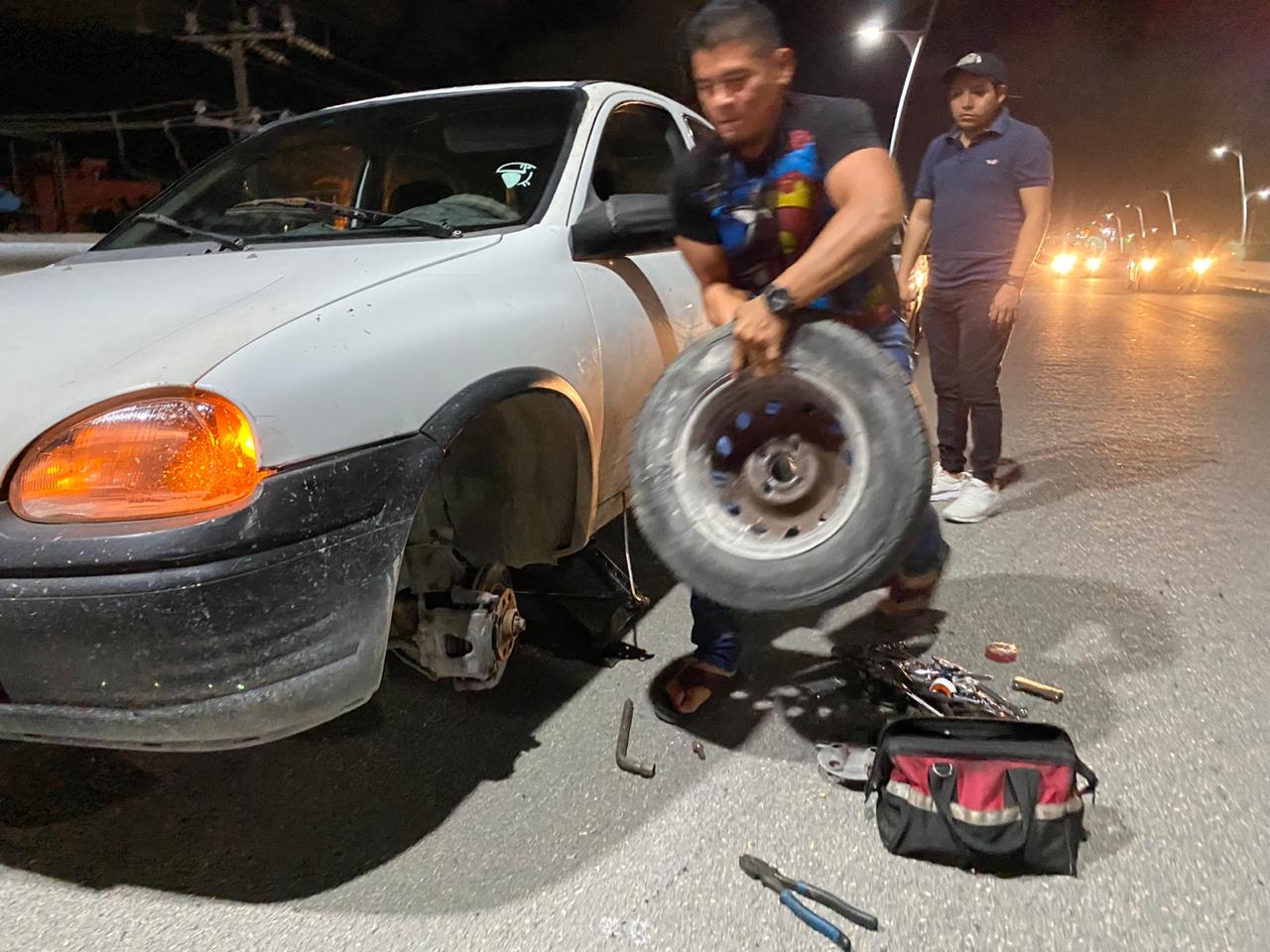 Baches en el puente dejan daños materiales y mala imagen a turistas en Playa del Carmen