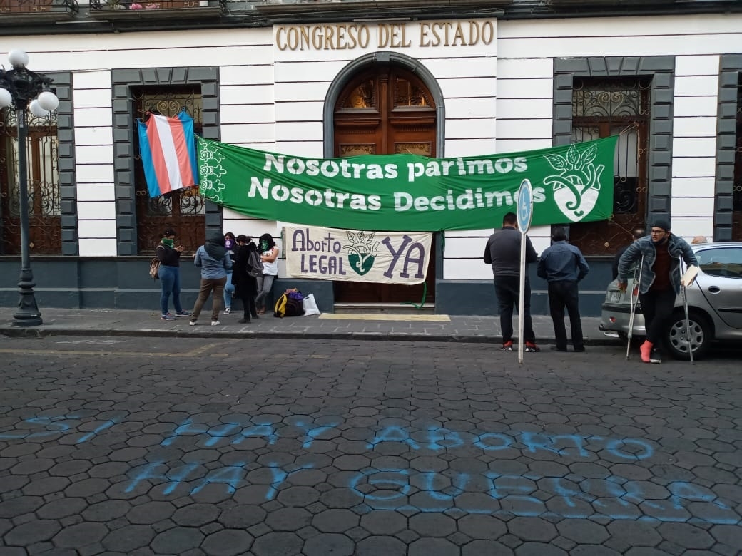 Feministas toman el Congreso de Puebla, piden que se despenalice el aborto