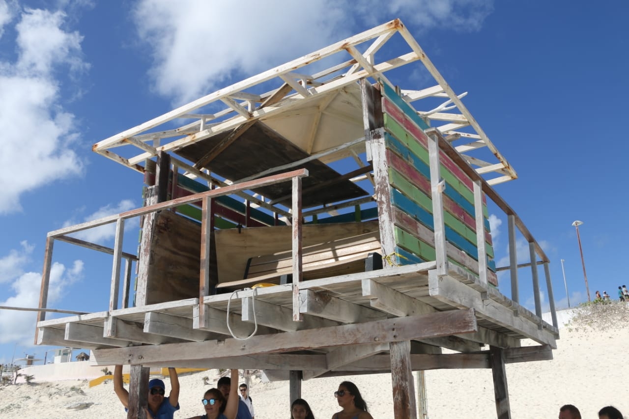 Realizan mantenimiento de Playa Delfines tras el paso de tormentas y huracanes en Cancún