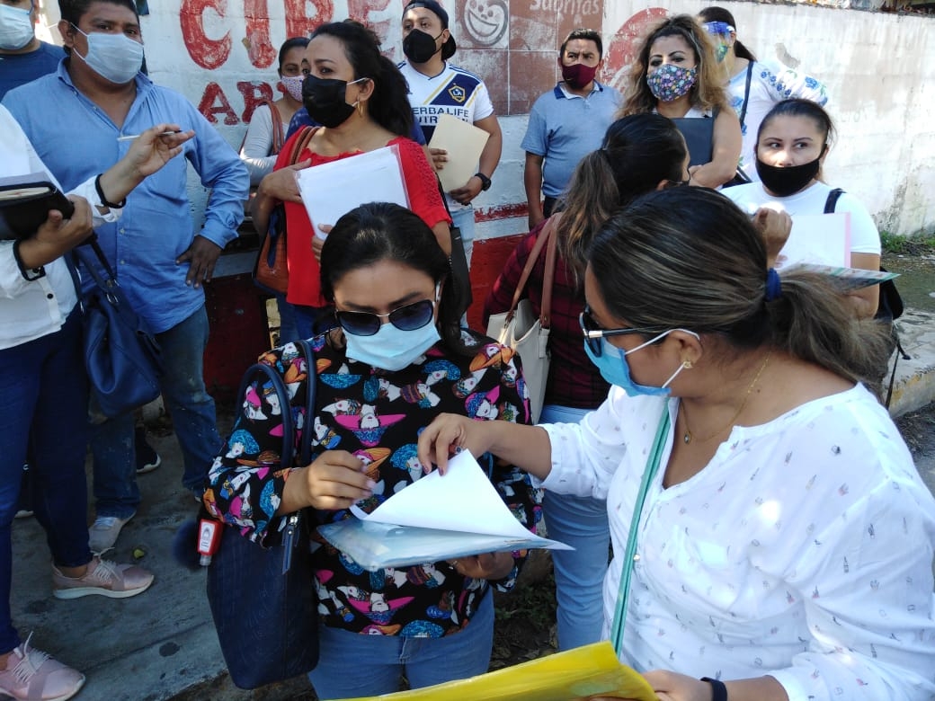 Maestros se manifiestan, amenazan con bloquear la avenida Itzaes en Mérida