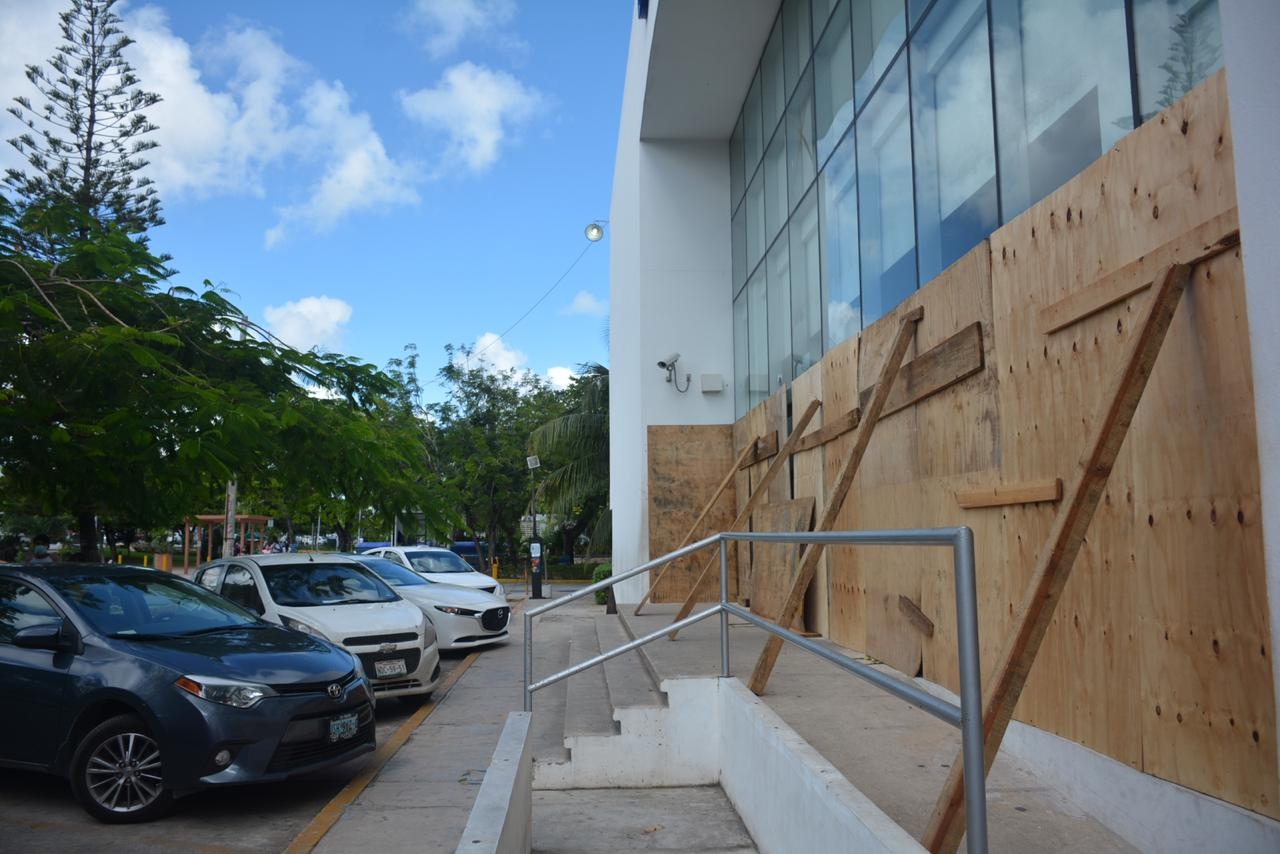 Blindan ayuntamiento y comercios ante manifestación feminista en Cancún