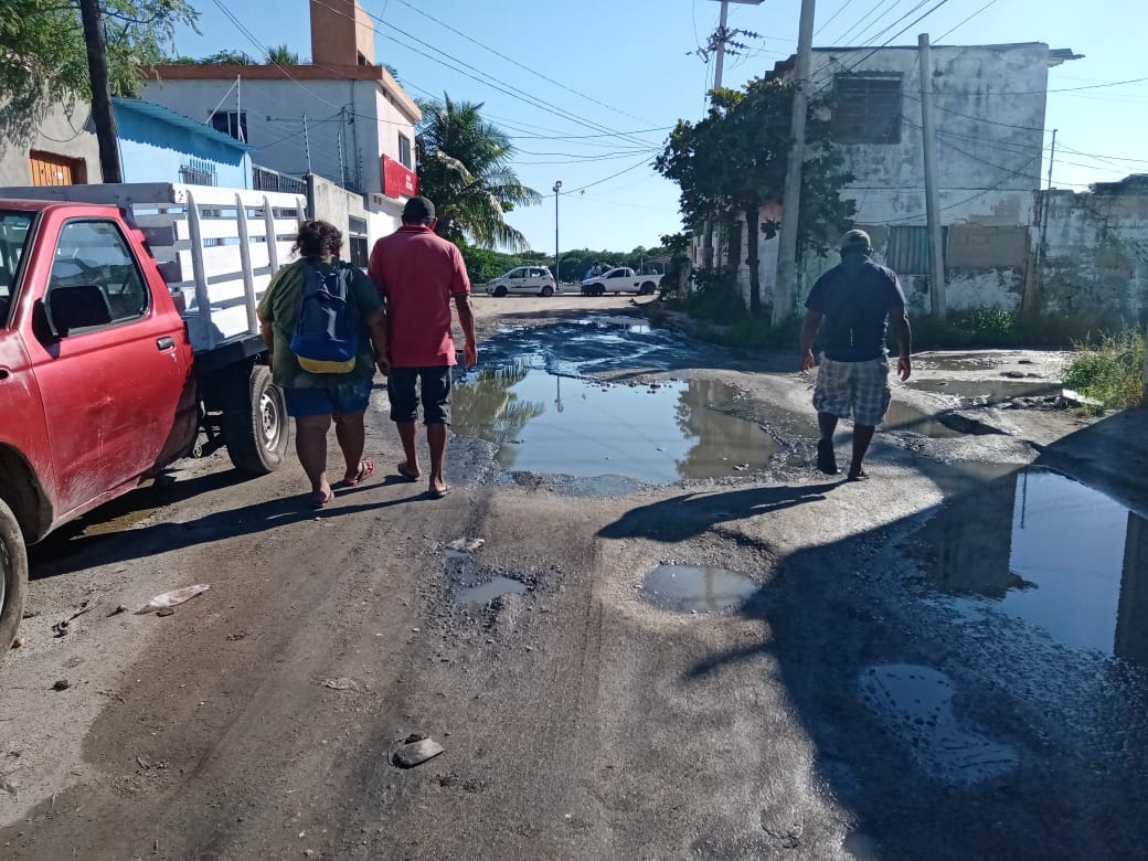 Pescadores rellenan baches en Ciudad del Carmen; autoridades los ignoran