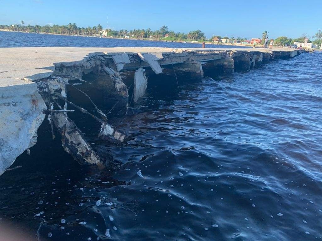 Se derrumba el muelle de Costa Maya en Xcalak, una comunidad abandonada en Quintana Roo