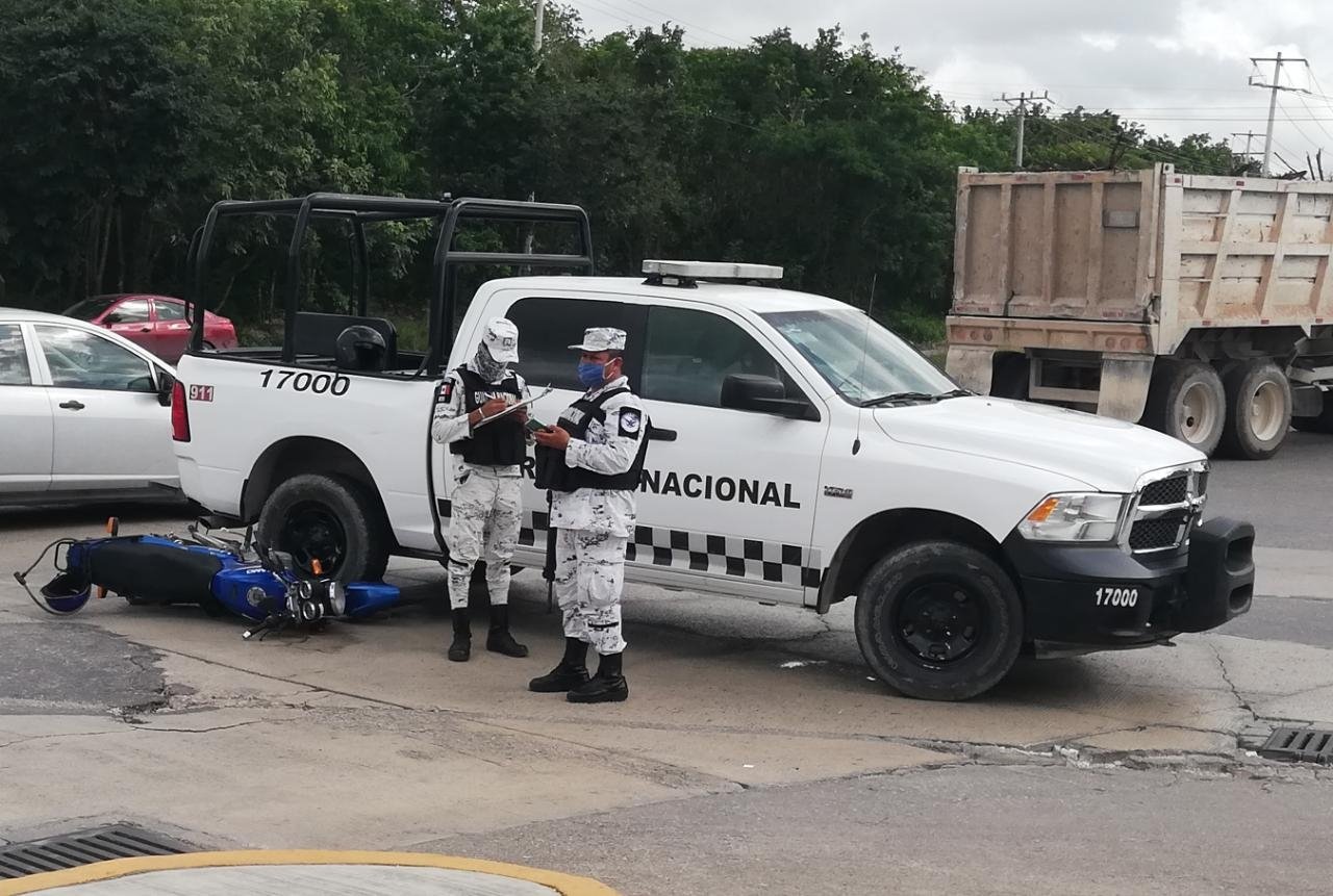 Dos motociclistas chocaron contra una patrulla de la Guardia Nacional en Cancún