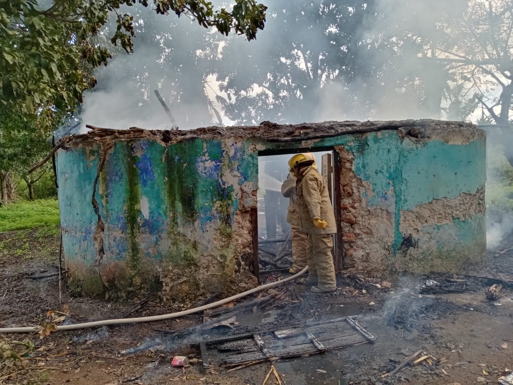 Presuntos drogadictos incendian predio en Ticul Yucatán