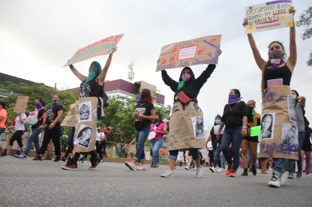 Cierran avenidas principales de Cancún por marcha del 25N