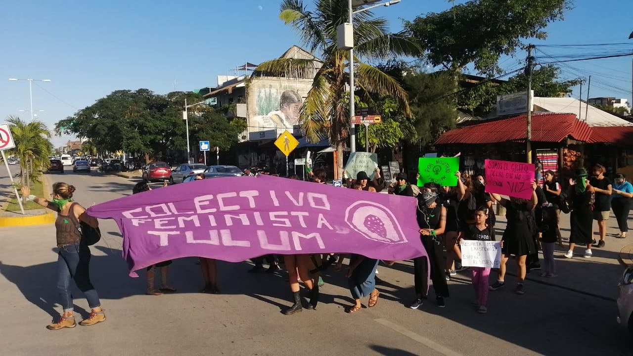 Mujeres se manifiestan de manera pacífica contra la violencia de género en Tulum