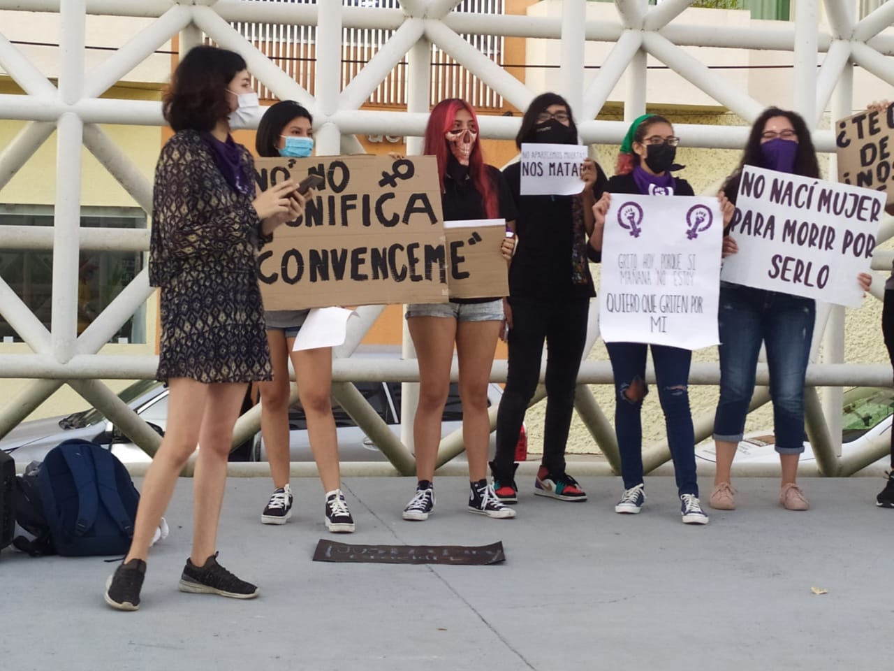 Grupo de mujeres marcha por el 25 N en Ciudad del Carmen