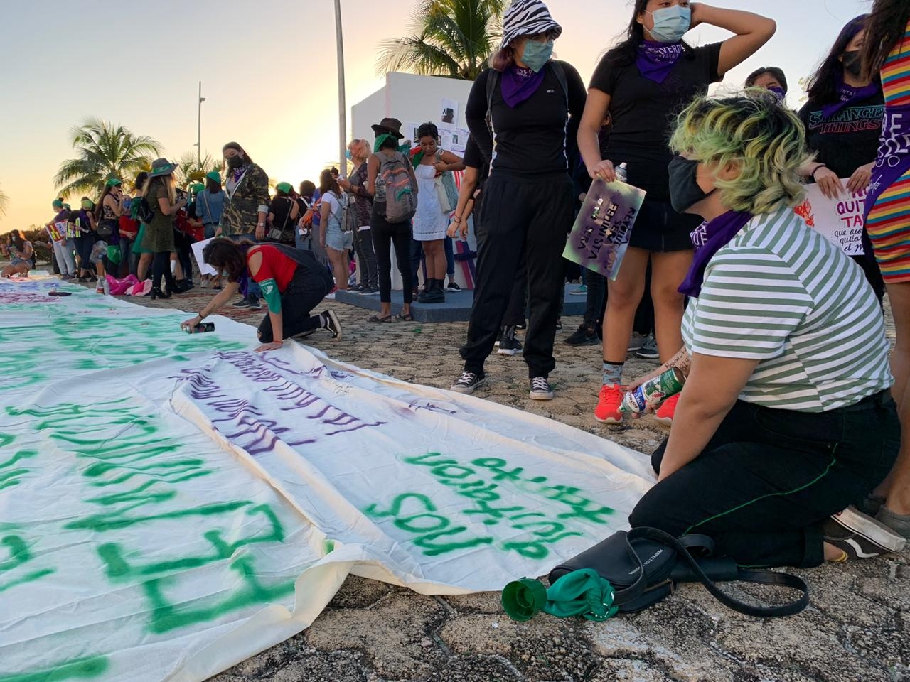 Inicia plantón en espera del pliego petitorio de la Red Feminista Quintanarroense