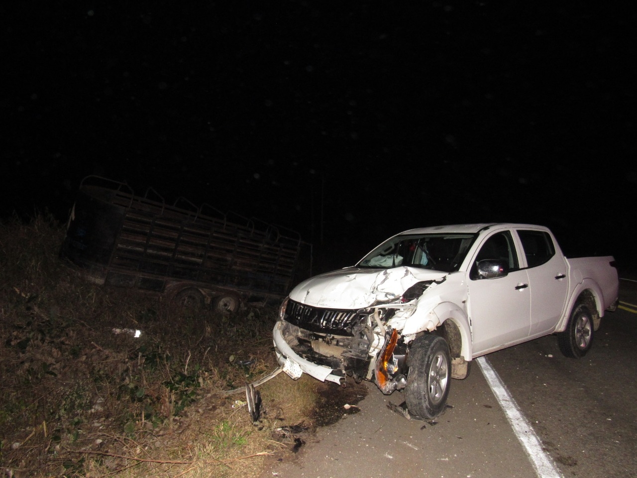 Camioneta queda destrozada tras choque por alcance en la carretera Tizimín-Sucilá