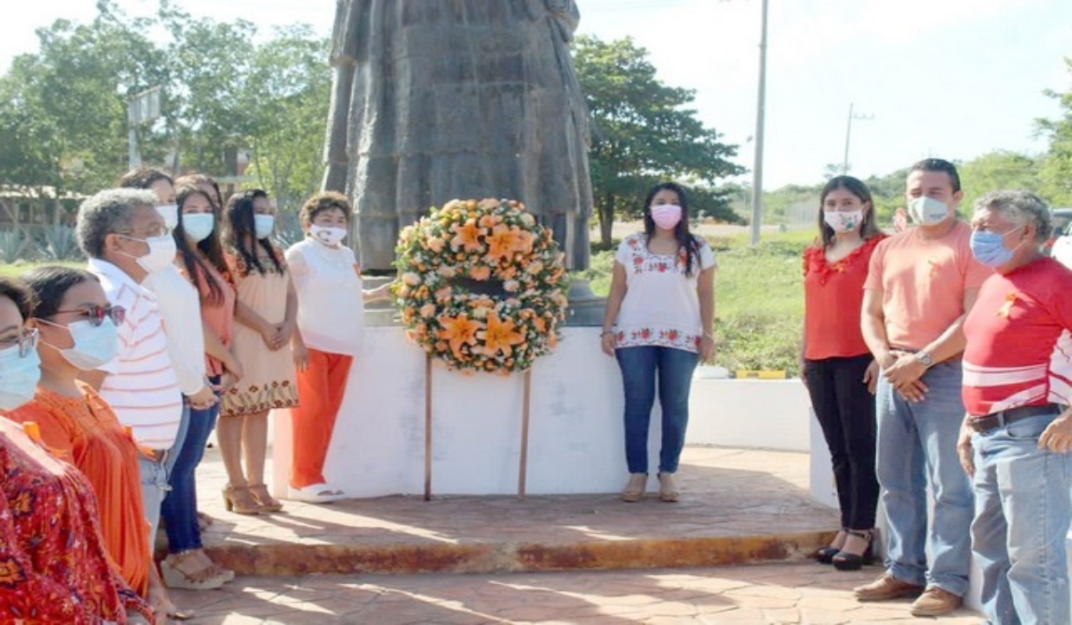 La ofrenda floral fue colocada con motivo del Día Internacional para la Eliminación de la Violencia Contra la Mujer.